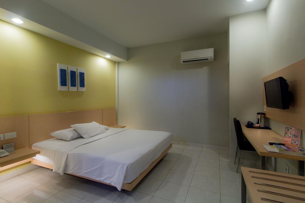 Hotel Quirin Semarang Room photo